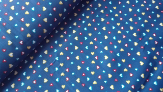 Plátno s potiskem  barevná srdíčka na modré