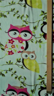 Fleece potištěný sovy na světle zeleném podkladu
